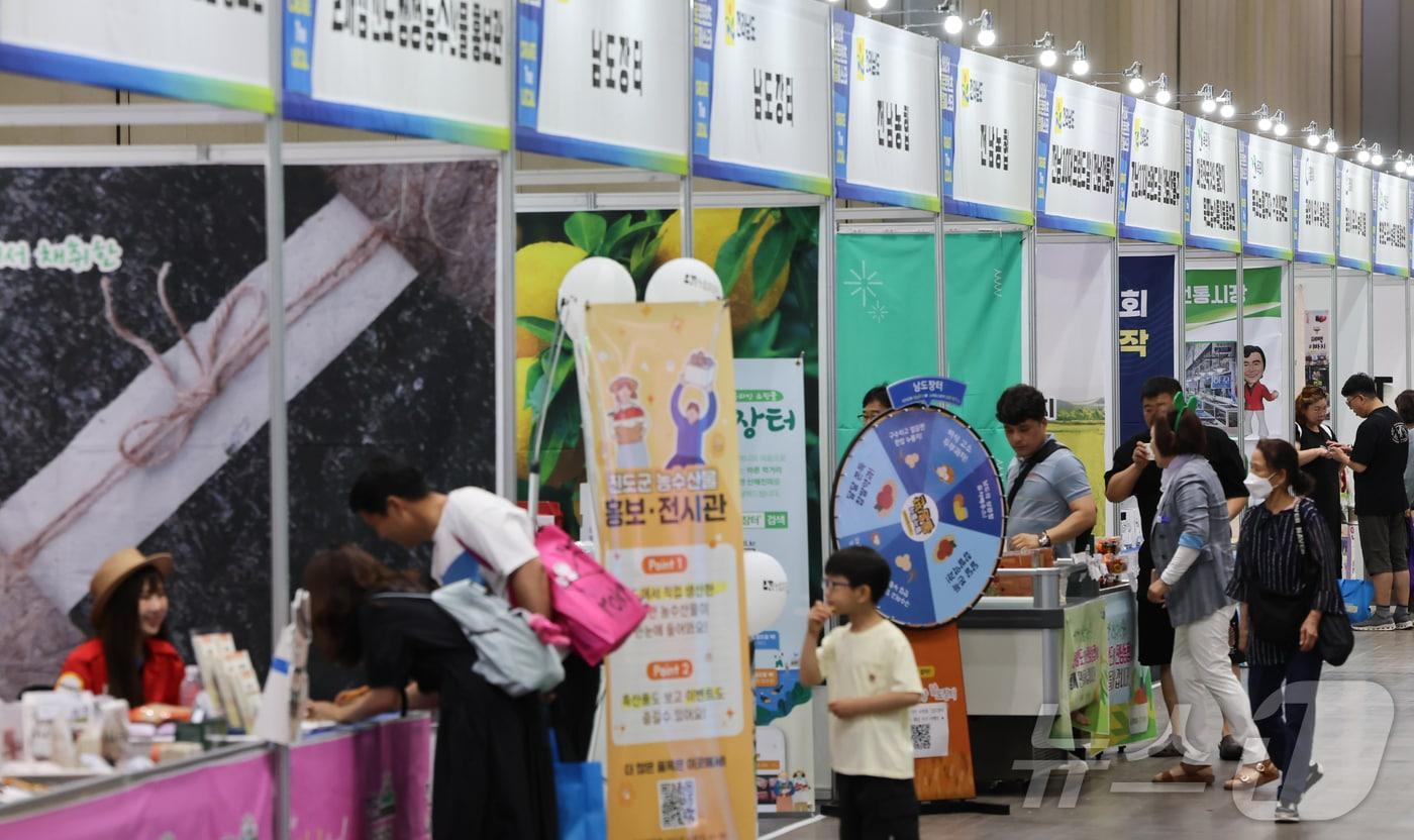 지난해 6월 열린 &#39;2024 로컬 콘텐츠 페스타&#39;에서 관람객들이 광주·전남 지역의 정보 및 특산물을 살펴보고 있다. 2024.6.23/뉴스1  