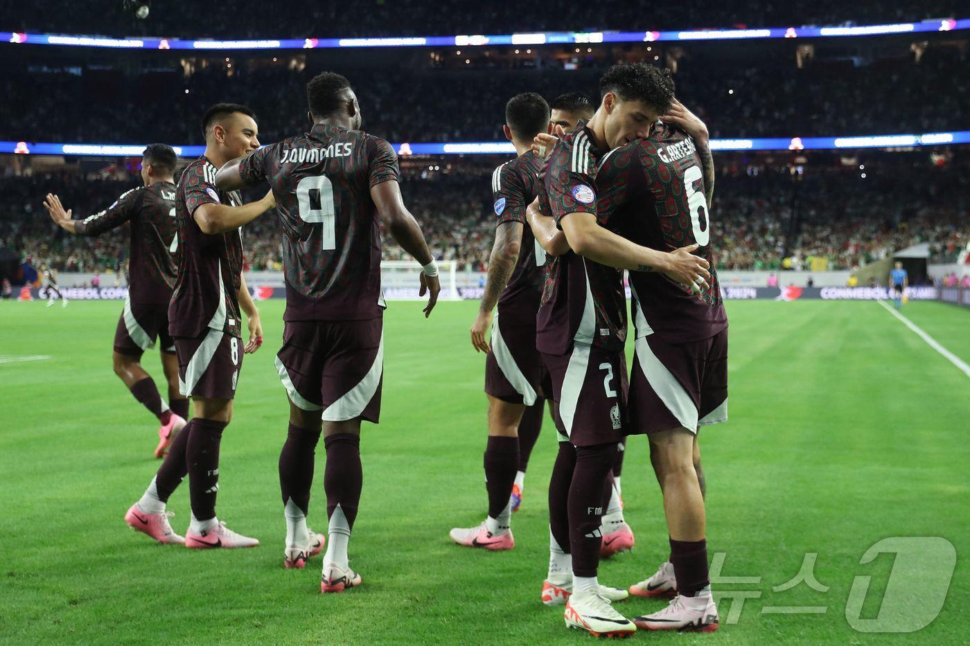 자메이카를 상대로 골을 넣고 기뻐하는 멕시코 선수들ⓒ AFP=뉴스1