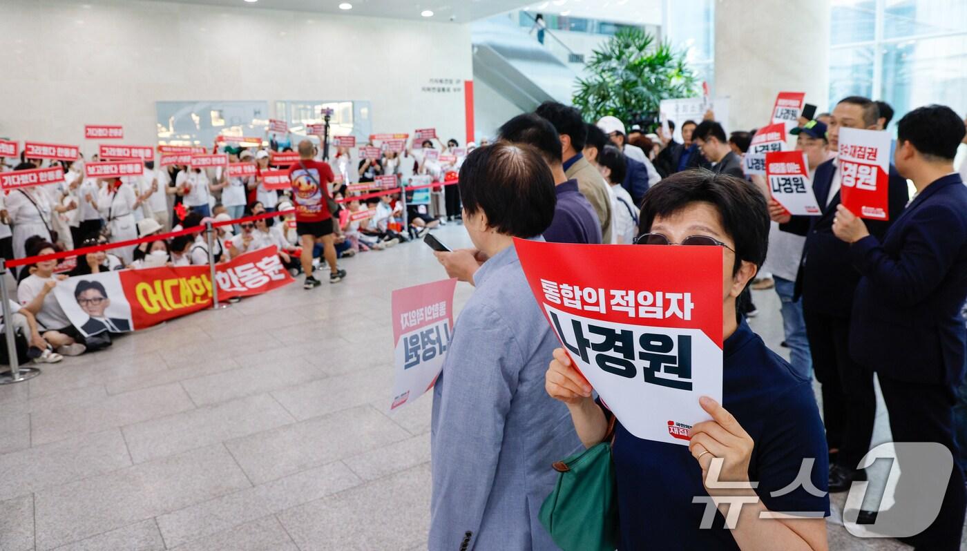 본문 이미지 - 한동훈 전 국민의힘 비상대책위원회 위원장 지지자들(왼쪽)과 나경원 국민의힘 의원 지지자들이 23일 여의도 국회 소통관에서 한 전 위원장과 나 의원의 당 대표 출마 선언을 앞두고 응원하고 있다. 2024.6.23/뉴스1 ⓒ News1 안은나 기자
