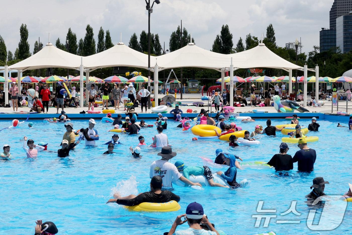비가 그치고 무더운 날씨를 보인 23일 서울 여의도 한강공원 물놀이장을 찾은 시민들이 물놀이를 하며 더위를 식히고 있다. 2024.6.23/뉴스1 ⓒ News1 장수영 기자