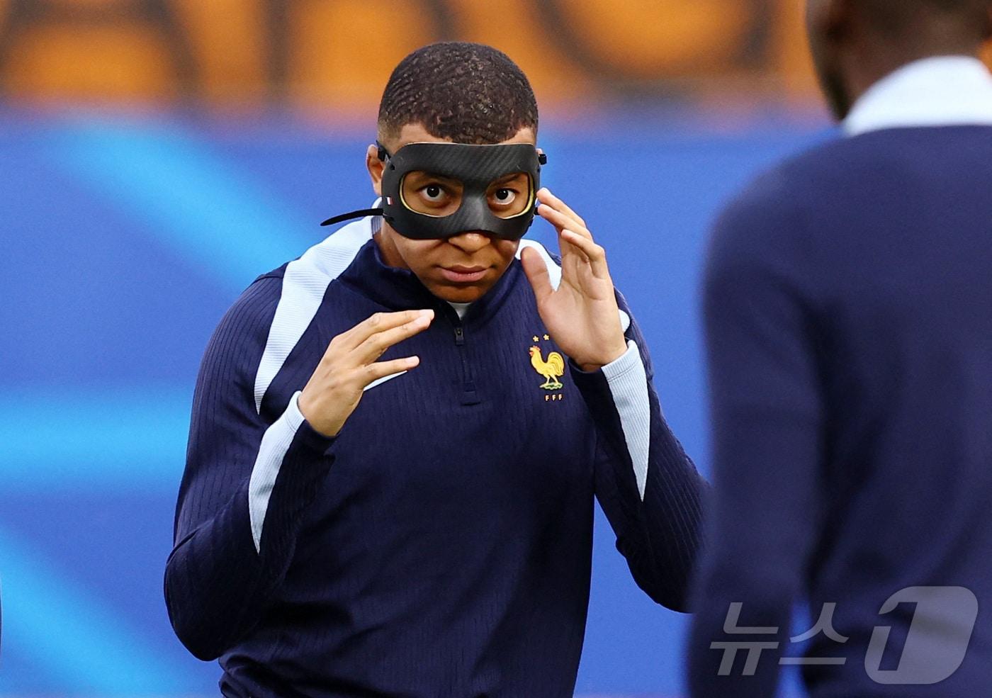 마스크를 착용한 킬리안 음바페ⓒ 로이터=뉴스1