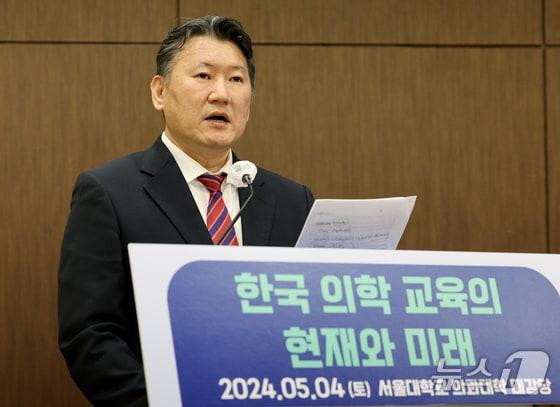 본문 이미지 - 김창수 전국의과대학교수협의회장이 서울 종로구 서울대 의과대학에서 열린 '한국 의학교육의 현재와 미래 토론회'를 마친 뒤 성명서를 낭독하고 있다. 2024. 5. 2/뉴스1 정수영 기자