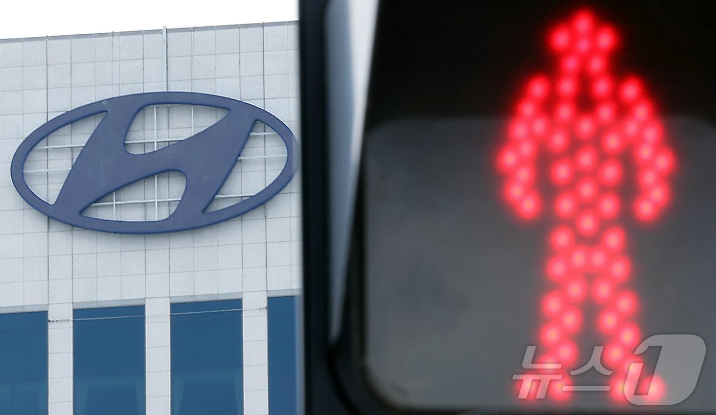  서울 서초구 양재동 현대자동차그룹 본사 인근 건널목 신호등에 멈춤을 뜻하는 붉은 신호가 나오고 있다. ⓒ News1 DB 박정호 기자