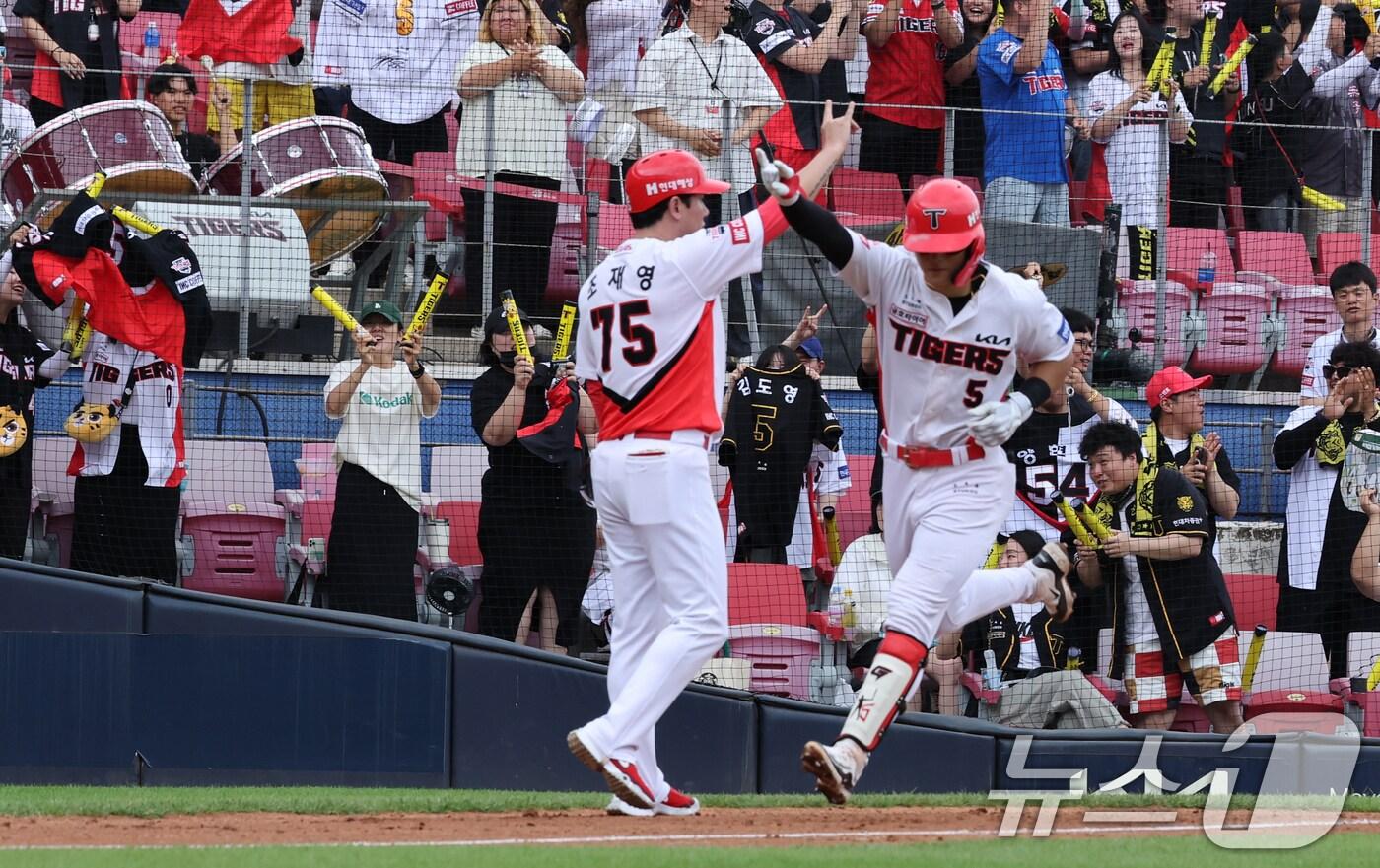 본문 이미지 - 23일 오후 광주 기아챔피언스필드에서 열린 '2024 신한 SOL 뱅크 KBO리그' 한화 이글스와 KIA타이거즈 경기에서 4회말 KIA 김도영이 노아웃에 1점 홈런을 치고 들어오고 있다. 2024.6.23/뉴스1 ⓒ News1 김태성 기자