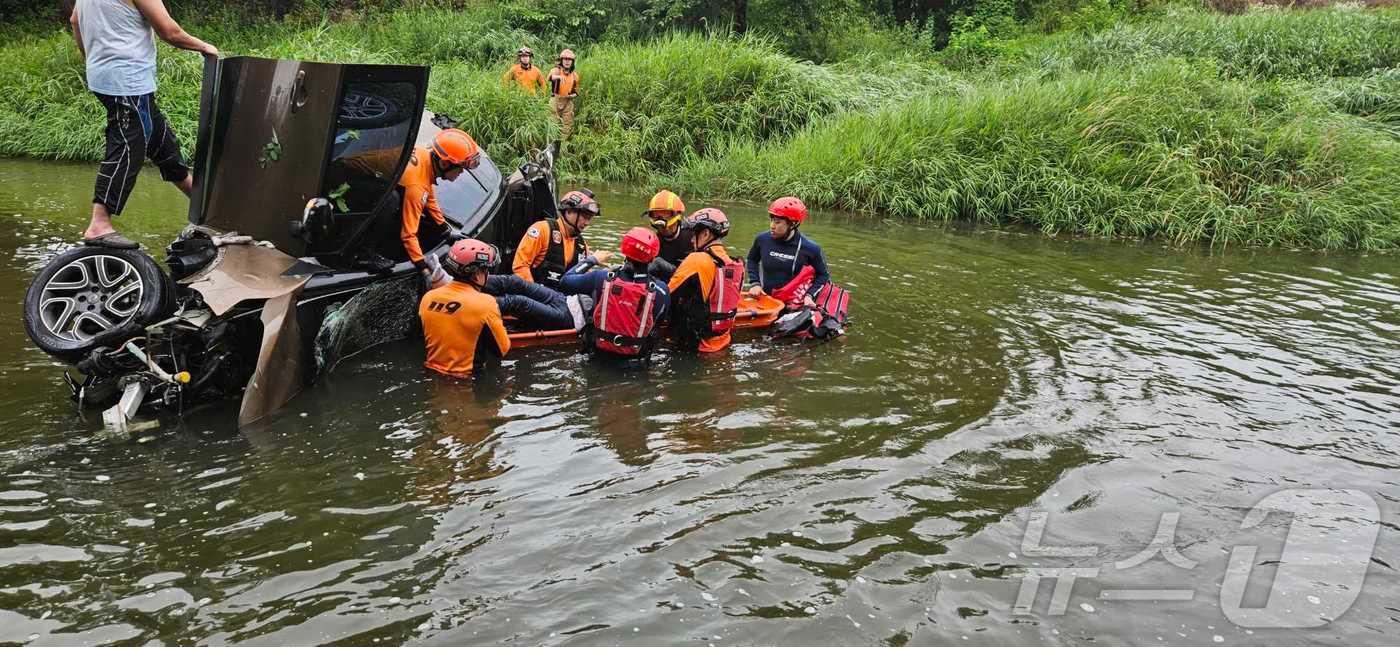 강원 횡성 우천면 두곡리 추동 2교서 하천으로 추락한 QM3(강원도소방본부 제공)