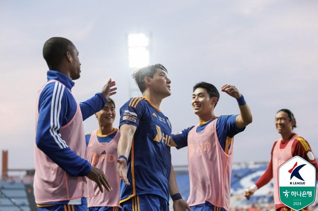 본문 이미지 - 울산 HD의 주민규(가운데)(한국프로축구연맹 제공) 