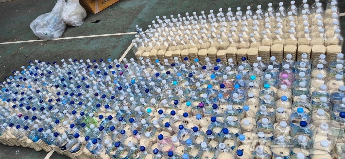 북한에 쌀 보내기 운동을 하고 있는 사단법인 '큰샘'이 지난 7일 오전 쌀 500㎏이 담긴 페트병을 북한 측으로 보냈다고 밝혔다.(박정오 큰샘 대표 제공)/뉴스1