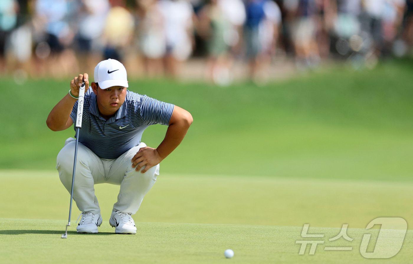 김주형이 23일 (현지시간) 코네티컷주 크롬웰의 TPC 리버하일랜즈에서 준우승을 한 PGA 투어 트래블러스 챔피언십 마지막 날 15번 홀 그린서 퍼트를 준비하고 있다. 2024.06.24 ⓒ AFP=뉴스1 ⓒ News1 우동명 기자