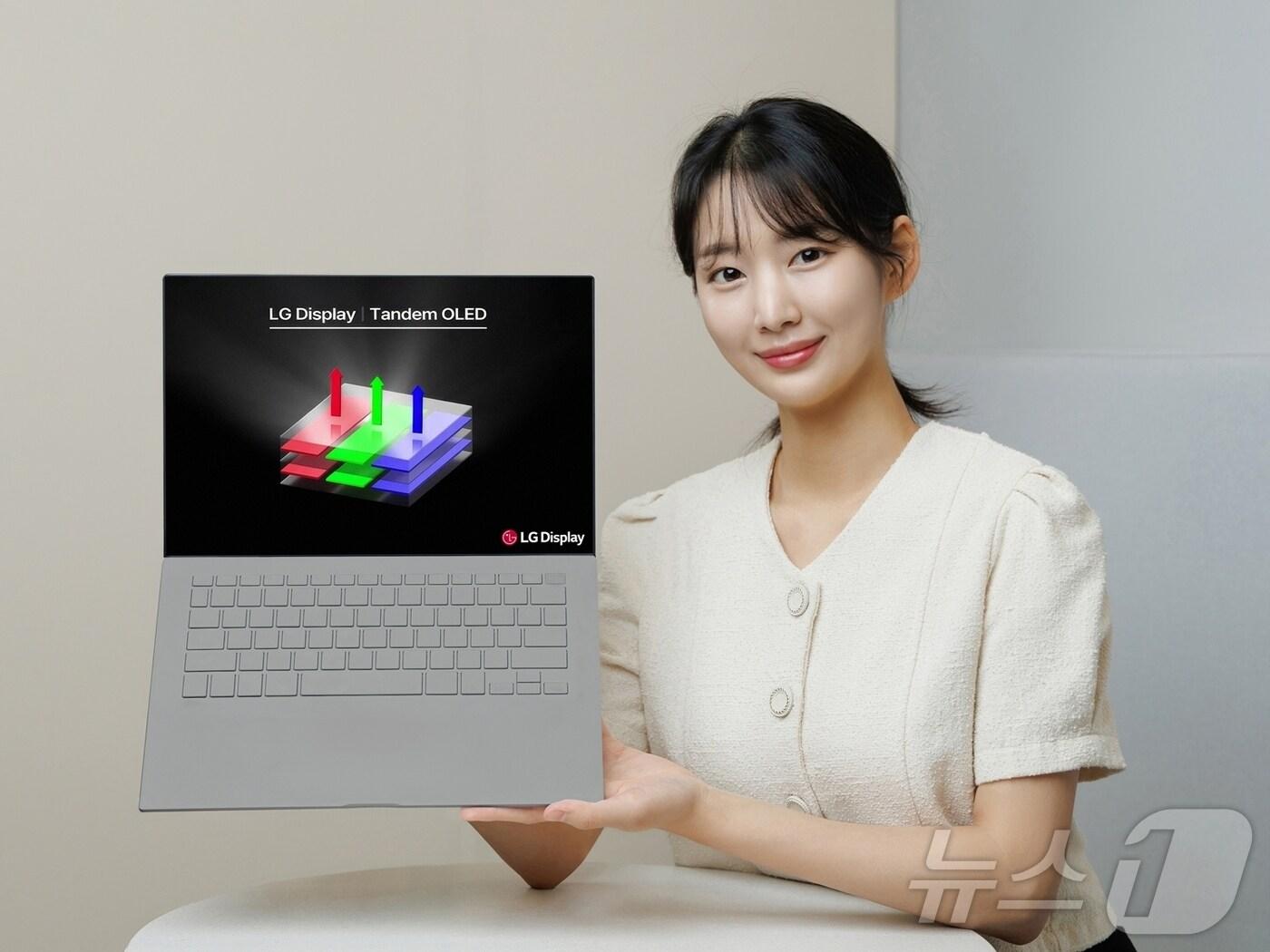 본문 이미지 - LG디스플레이가 업계 최초로 양산을 시작한 노트북용 13인치 탠덤 OLED(유기발광다이오드) 패널.(LG디스플레이 제공) ⓒ News1 한재준 기자