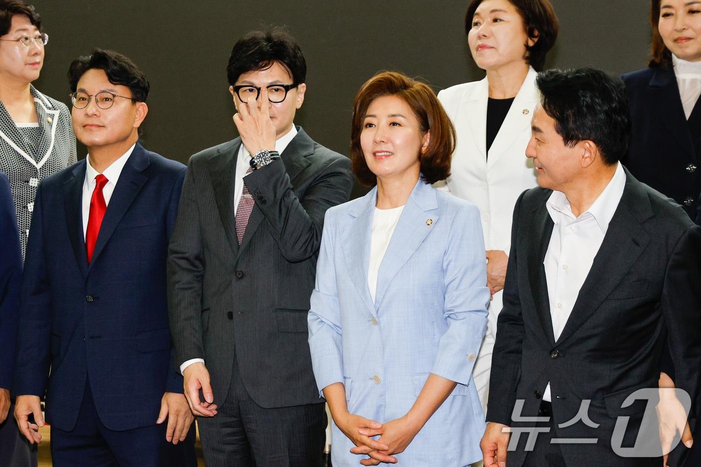 본문 이미지 - 국민의힘 당대표 선거에 출사표를 던진 윤상현 의원, 한동훈 전 비상대책위원장, 나경원 의원, 원희룡 전 국토교통부 장관, 윤상현 의원이 24일 오전 서울 여의도 국회의원회관에서 열린 국민의힘 초선의원 첫번째 공부모임 ‘헌법 제84조 논쟁, 피고인이 대통령 되면 재판이 중단되는가?’에서 기념 촬영하고 있다. 2024.6.24/뉴스1 ⓒ News1 안은나 기자