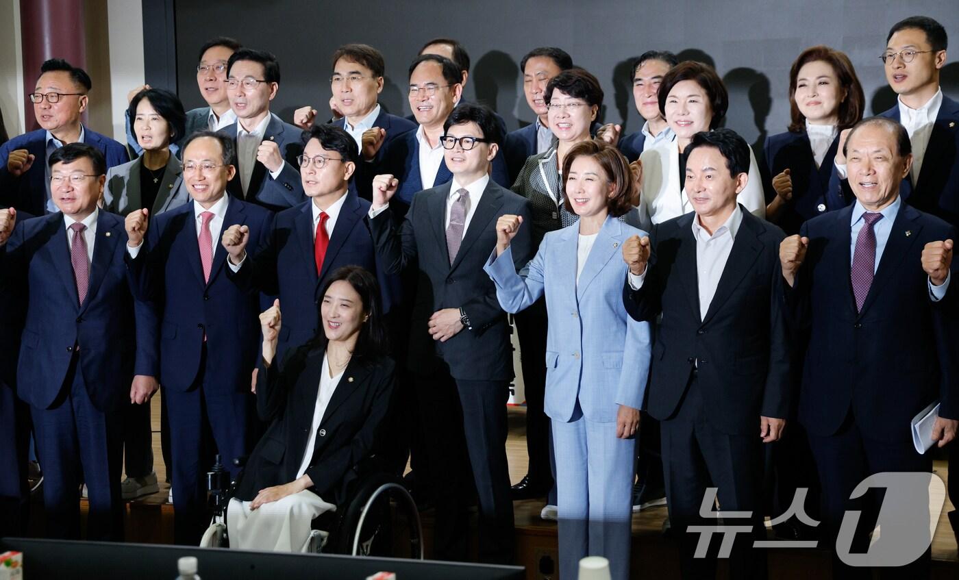 본문 이미지 - 정점식 국민의힘 정책위의장(왼쪽부터), 추경호 원내대표, 당대표 선거에 출사표를 던진 윤상현 의원, 한동훈 전 비상대책위원장, 나경원 의원, 원희룡 전 국토교통부 장관, 황우여 비대위원장이 24일 오전 서울 여의도 국회의원회관에서 ‘헌법 제84조 논쟁, 피고인이 대통령 되면 재판이 중단되는가?’ 주제로 열린 국민의힘 초선의원 첫번째 공부모임에 참석해 기념 촬영하고 있다. 2024.6.24/뉴스1 ⓒ News1 안은나 기자
