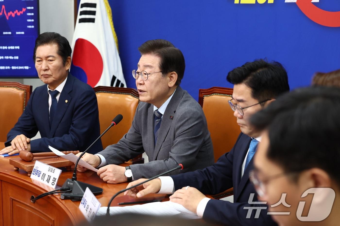 이재명 더불어민주당 대표와 박찬대 원내대표가 24일 오전 서울 여의도 국회에서 열린 최고위원회의에 참석하고 있다. 2024.6.24/뉴스1 ⓒ News1 김민지 기자