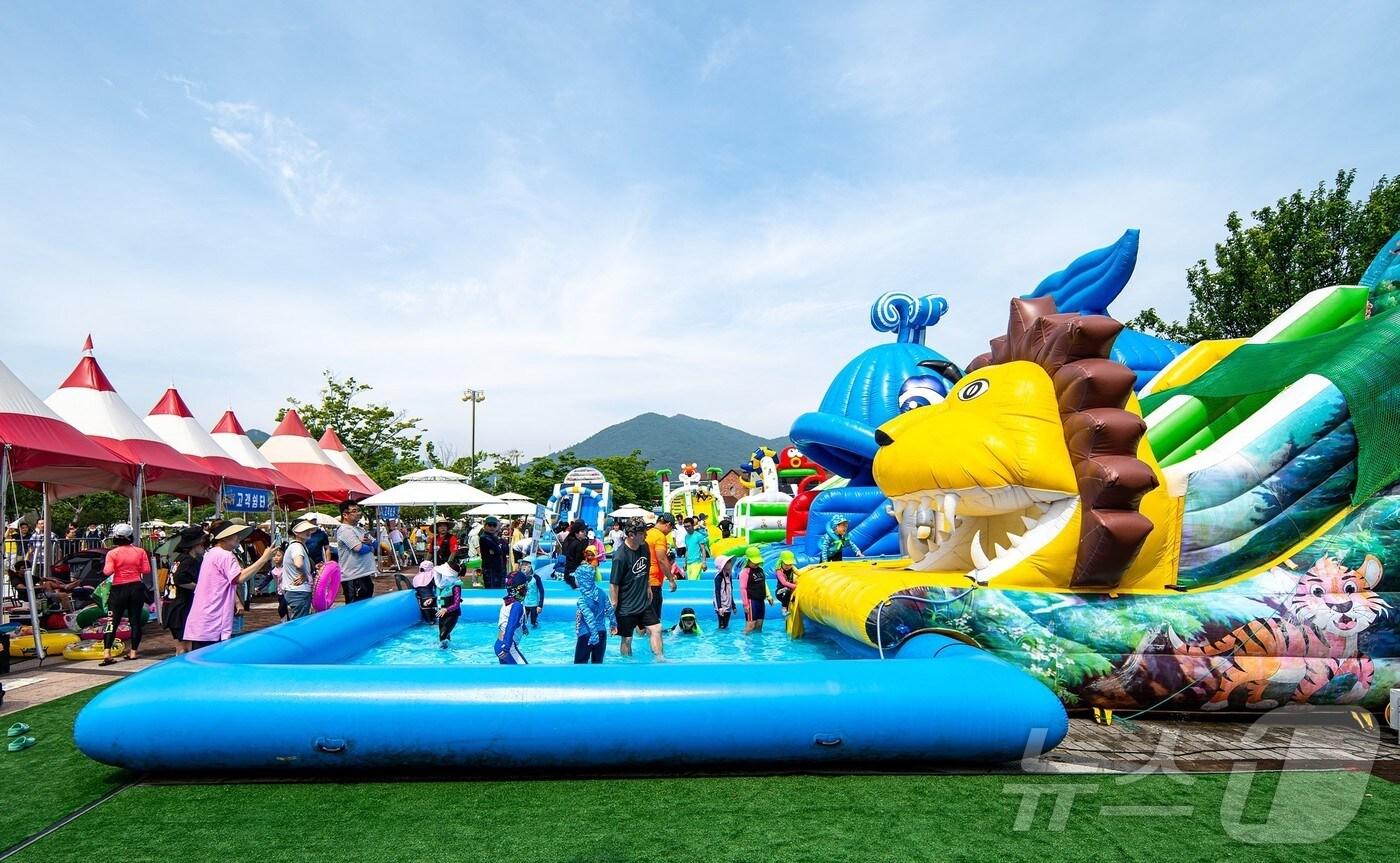 렛츠런파크 부산경남 워터 페스티벌에서 이용객들이 물놀이를 하고 있다(렛츠런파크 부산경남 제공)