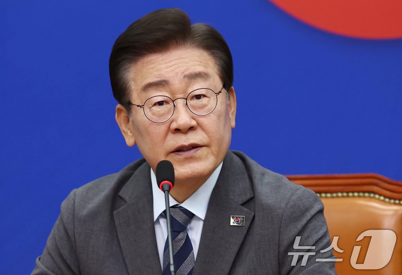 이재명 더불어민주당 대표가 24일 오전 서울 여의도 국회에서 열린 최고위원회의를 마치고 당대표직 사임 의사를 밝히고 있다. 2024.6.24/뉴스1 ⓒ News1 김민지 기자