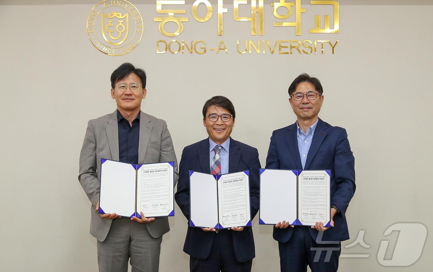 김성재 동아대 산학협력단장(오른쪽부터), 서주원 슈타인바이스 한국센터 대표, 황기현 동서대 산학협력단장이 '글로벌 기술사업화 기반 산학협력 활성화 업무협약(MOU)'을 맺고 기념사진을 찍고 있다.(동아대 제공)