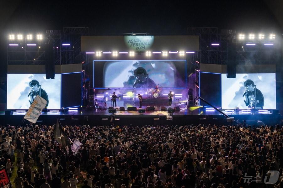 본문 이미지 - 아시안 팝 페스티벌에서 '넬'이 공연을 하고 있다.(파라다이스문화재단 제공)