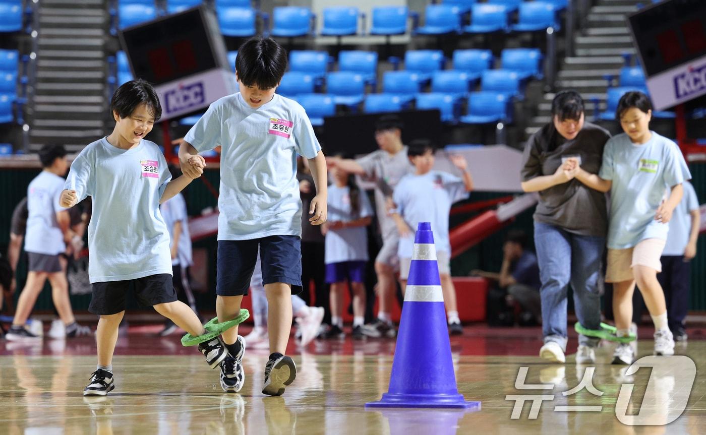 24일 오전 서울 송파구 학생체육관에서 열린 '학교 밖 청소년 친구랑 체육대회'에 참가한 청소년들이 이인삼각 놀이를 하고 있다. 2024.6.24/뉴스1 ⓒ News1 신웅수 기자