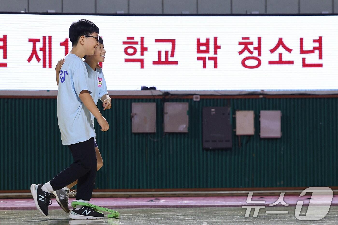 학교 밖 청소년 친구랑 체육대회에 참가한 청소년들이 이인삼각 놀이를 하고 있다. 2024.6.24/뉴스1 ⓒ News1 신웅수 기자
