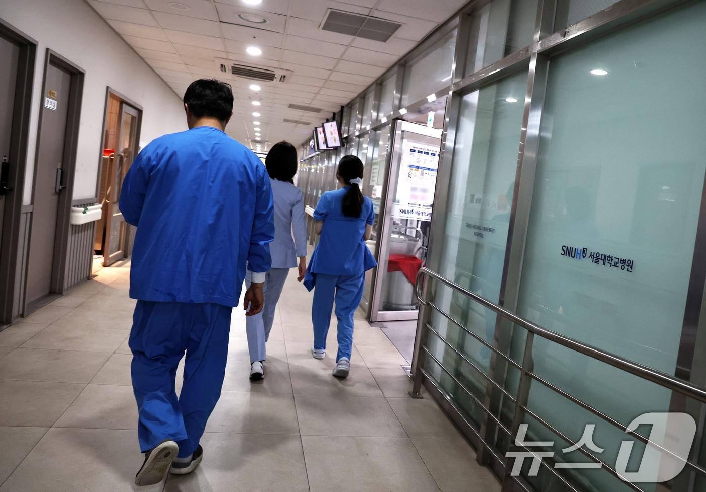 본문 이미지 - 지난달 24일 서울 종로구 서울대학교병원에서 의료진이 이동하고 있다. 2024.6.24/뉴스1 ⓒ News1 구윤성 기자