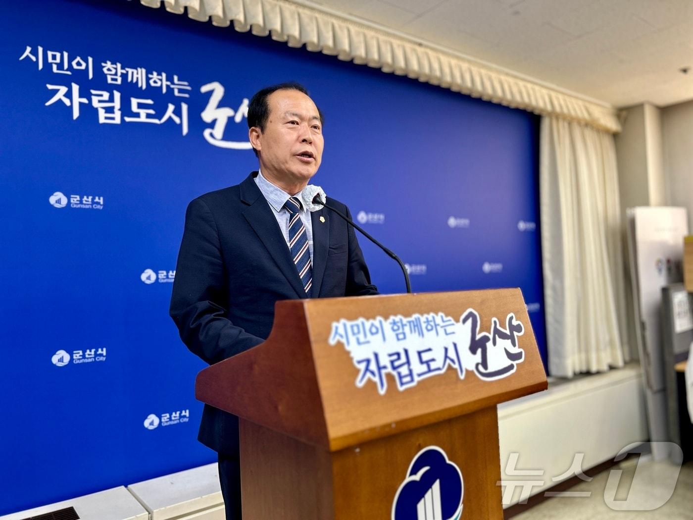 본문 이미지 - 김영일 군산시의회 의장이 전반기 임기 만료를 앞두고 24일 군산시청 브리핑룸에서 기자간담회를 갖고 지난 2년 동안 활동에 대한 소회를 밝히고 있다. 2024.6.24/뉴스1