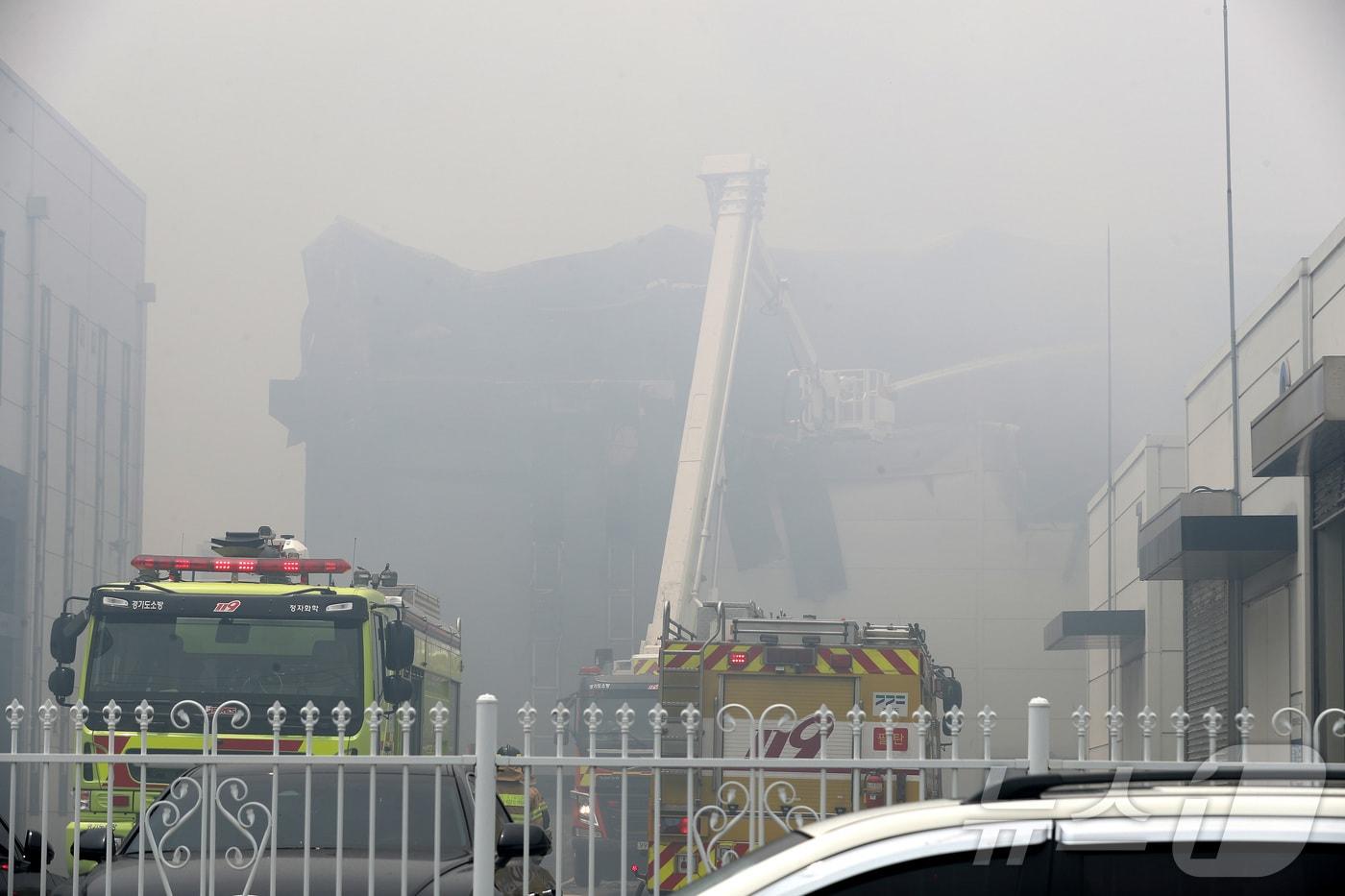 24일 경기 화성시에 위치한 일차전지 제조공장에서 화재가 발생, 소방대원들이 화재를 진압하고 있다. /뉴스1 ⓒ News1 김영운 기자