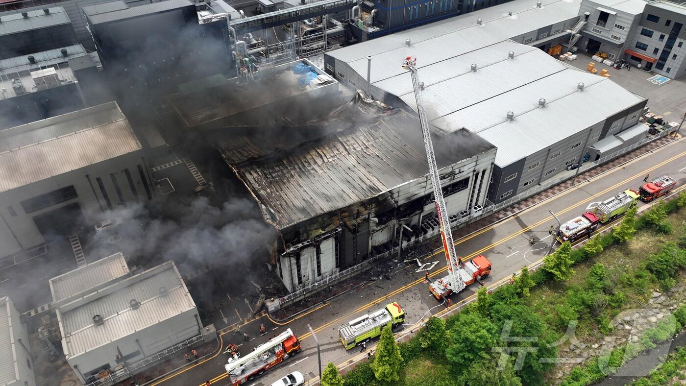 24일 오전 경기 화성시 서신면의 일차전지 제조 업체인 아리셀 공장에서 불이 나 연기가 치솟는 모습. (독자제공)2024.6.24/뉴스1