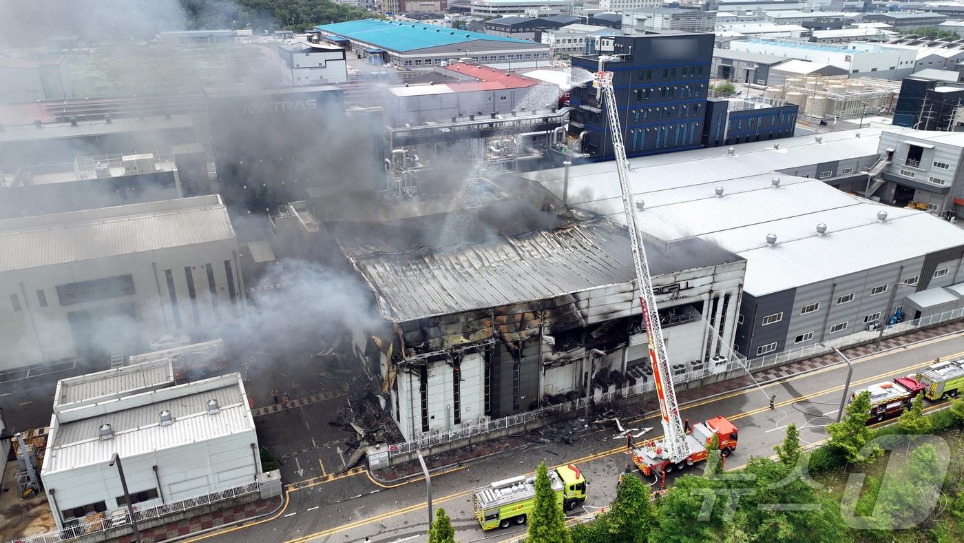 24일 오전 경기 화성시 서신면의 일차전지 제조 업체인 아리셀 공장에서 불이 나 소방 당국이 진화에 나섰다. 이 사고로 공장 내부 관계자 20여명이 공장 2층에서 대피하지 못한 것으로 알려졌다. (독자제공)2024.6.24/뉴스1
