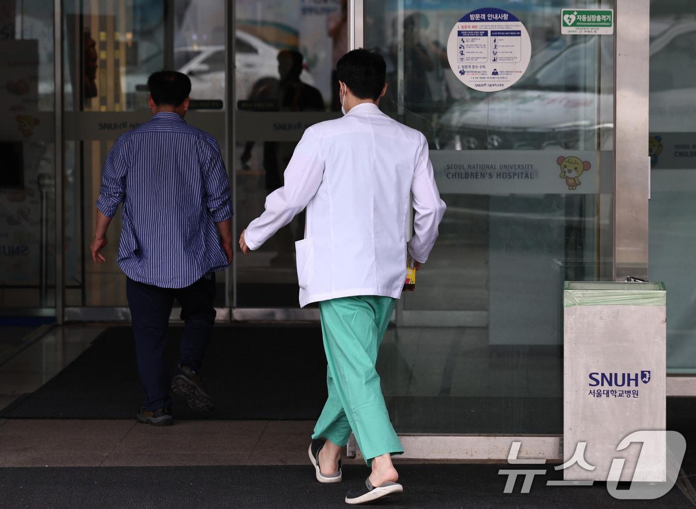 본문 이미지 - 서울대병원이 무기한 휴진을 중단하고 정상진료에 들어간 24일 서울 종로구 서울대학교병원에서 의료진이 이동하고 있다. 2024.6.24/뉴스1 ⓒ News1 구윤성 기자