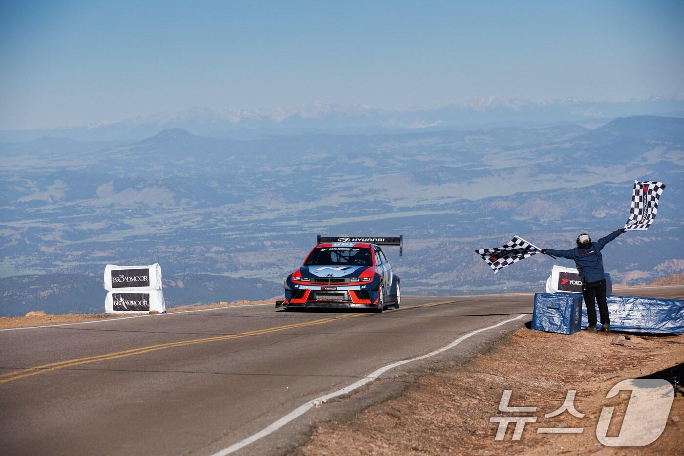 본문 이미지 - 23일(현지시간) 미국 콜로라도에서 열린 '파이크스 피크 힐클라임' 대회에 참가한 '아이오닉 5 N TA Spec'이 주행하고 있다.  (현대자동차 제공) 2024.6.24/뉴스1