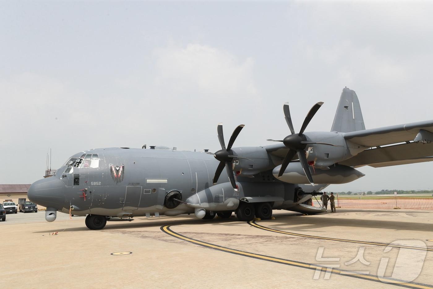 본문 이미지 - 24일 오전 경기 평택시 주한미군 오산공군기지에서 열린 'AC-130J 고스트라이더 미디어데이'에서 AC-130J가 공개되고 있다. 2024.6.24/뉴스1 ⓒ News1 김영운 기자