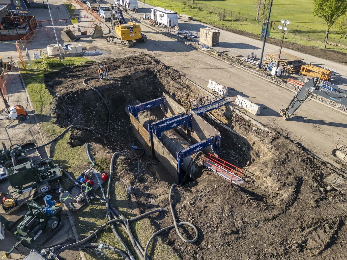 본문 이미지 - 캘거리 대규모 수도본관 파손 수리 작업을 계속하고 있다. 2024.06.22/&lt;출처: 캘거리시홈페이지&gt;