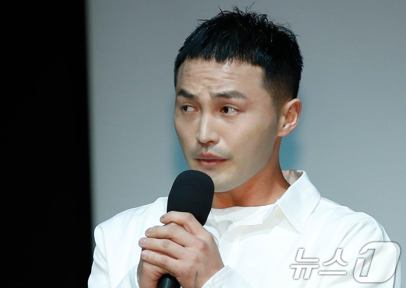 래퍼 마이크로닷이 24일 서울 구로구 예술나무씨어터에서 가진 새 EP '다크사이드(DARKSIDE)' 발매 기념 쇼케이스에서 '부모 빚투 논란'에 대해 사과하고 있다. 마이크로닷은 지난 2018년 불거졌던 부모 '빚투' 논란 이후 약 6년 만에 쇼케이스로 공식서상에 나섰다. 2024.6.24/뉴스1 ⓒ News1 권현진 기자