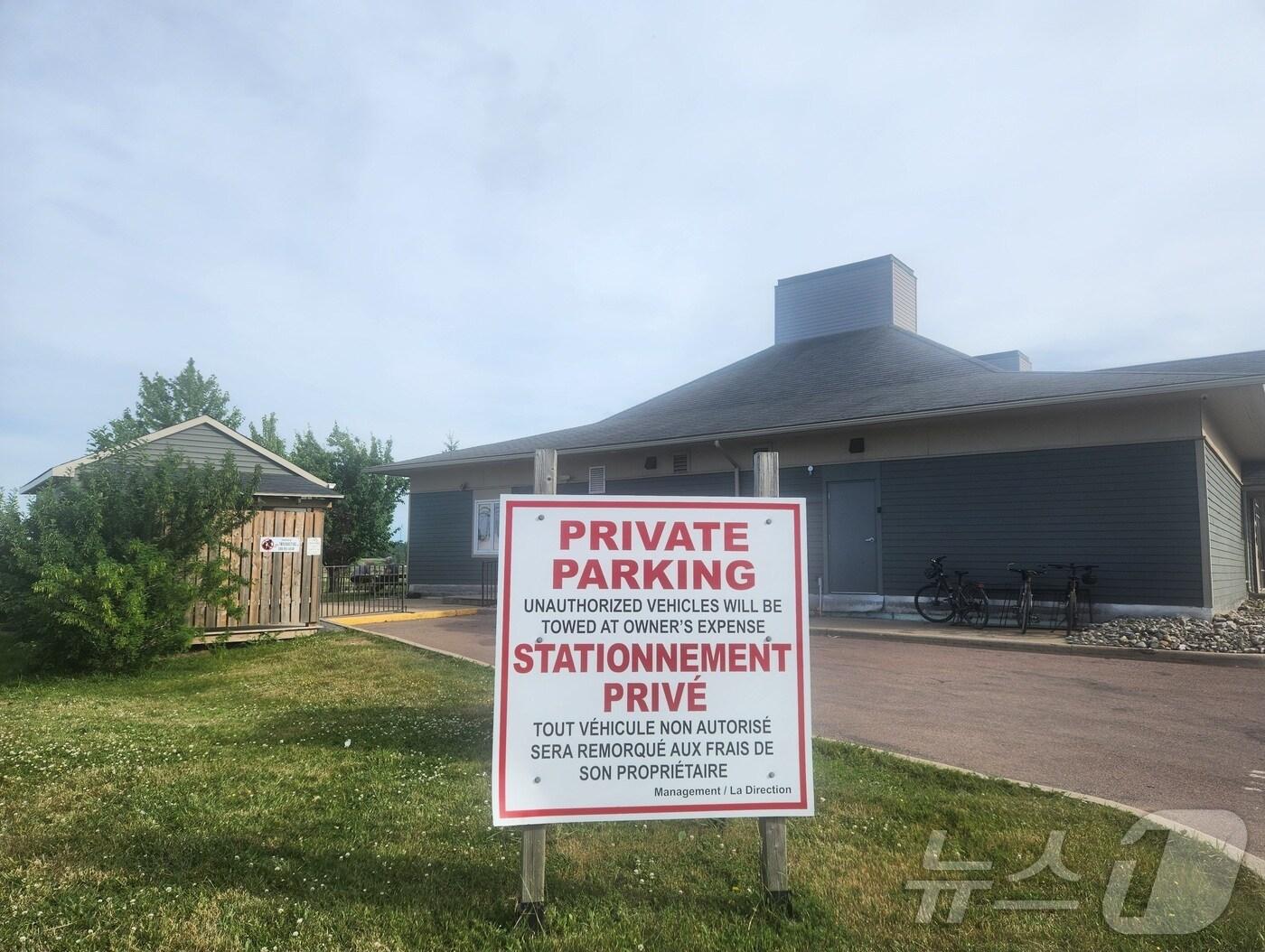 본문 이미지 - 영어와 불어가 같이 표기된 표시판. 모든 간판과, 상품 등이 이중언어로 표기되어 있다. 2024.06.22/ ⓒ 뉴스1 김남희 통신원