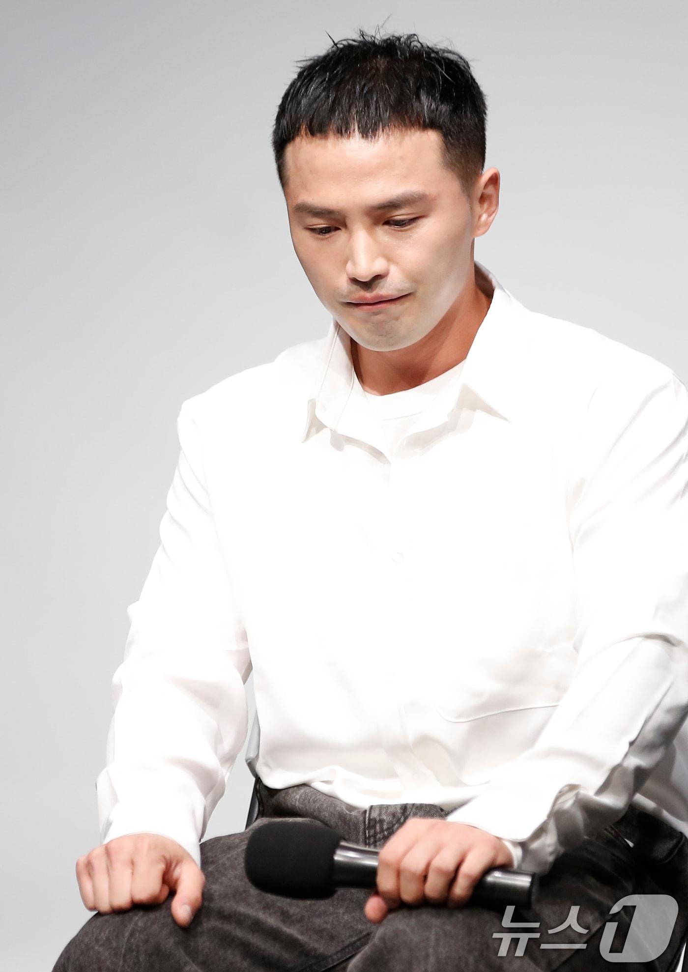 본문 이미지 - 래퍼 마이크로닷(가운데)이 24일 서울 구로구 예술나무씨어터에서 가진 새 EP '다크사이드(DARKSIDE)' 발매 기념 쇼케이스에서 생각에 잠겨 있다. 마이크로닷은 지난 2018년 불거졌던 부모 '빚투' 논란 이후 약 6년 만에 쇼케이스로 공식서상에 나섰다. 2024.6.24/뉴스1 ⓒ News1 권현진 기자