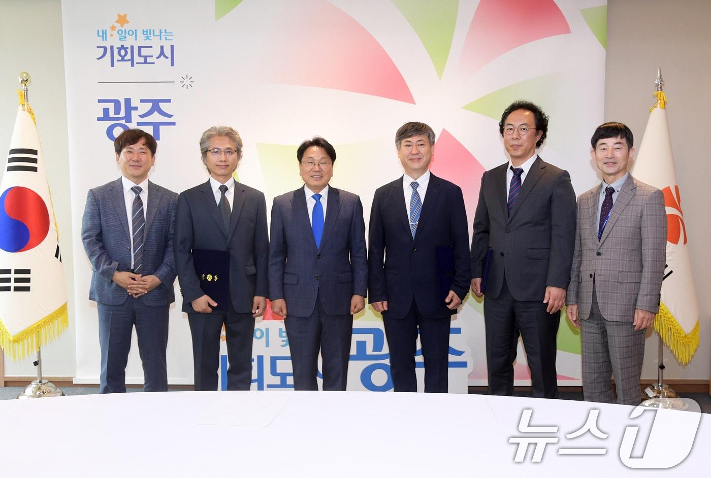 강기정 광주시장이 24일 오전 시청 접견실에서 임창은 광주시립합창단 지휘자, 원광연 광주시립극단 예술감독, 최철 광주시립오페라단 예술감독에게 위촉장을 수여한 후 기념촬영을 하고 있다.(광주시 제공)2024.6.24/뉴스1 