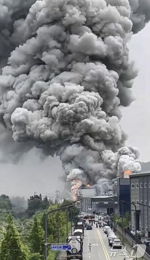 본문 이미지 - 24일 오전 경기 화성시 서신면의 일차전지 제조 업체인 아리셀 공장에서 불이 나 소방 당국이 진화에 나섰다. 이 사고로 공장 내부 관계자 20여명이 공장 2층에서 대피하지 못한 것으로 알려졌다. 이 중 10명은 소재 파악이 안되는 것으로 파악됐다. 사진은 연기가 치솟는 공장 건물. (독자제공)2024.6.24/뉴스1