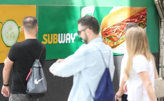 본문 이미지 - 서울 시내에 위치한 써브웨이 매장 앞을 관광객들이 지나고 있다.  2024.6.24/뉴스1 ⓒ News1 임세영 기자