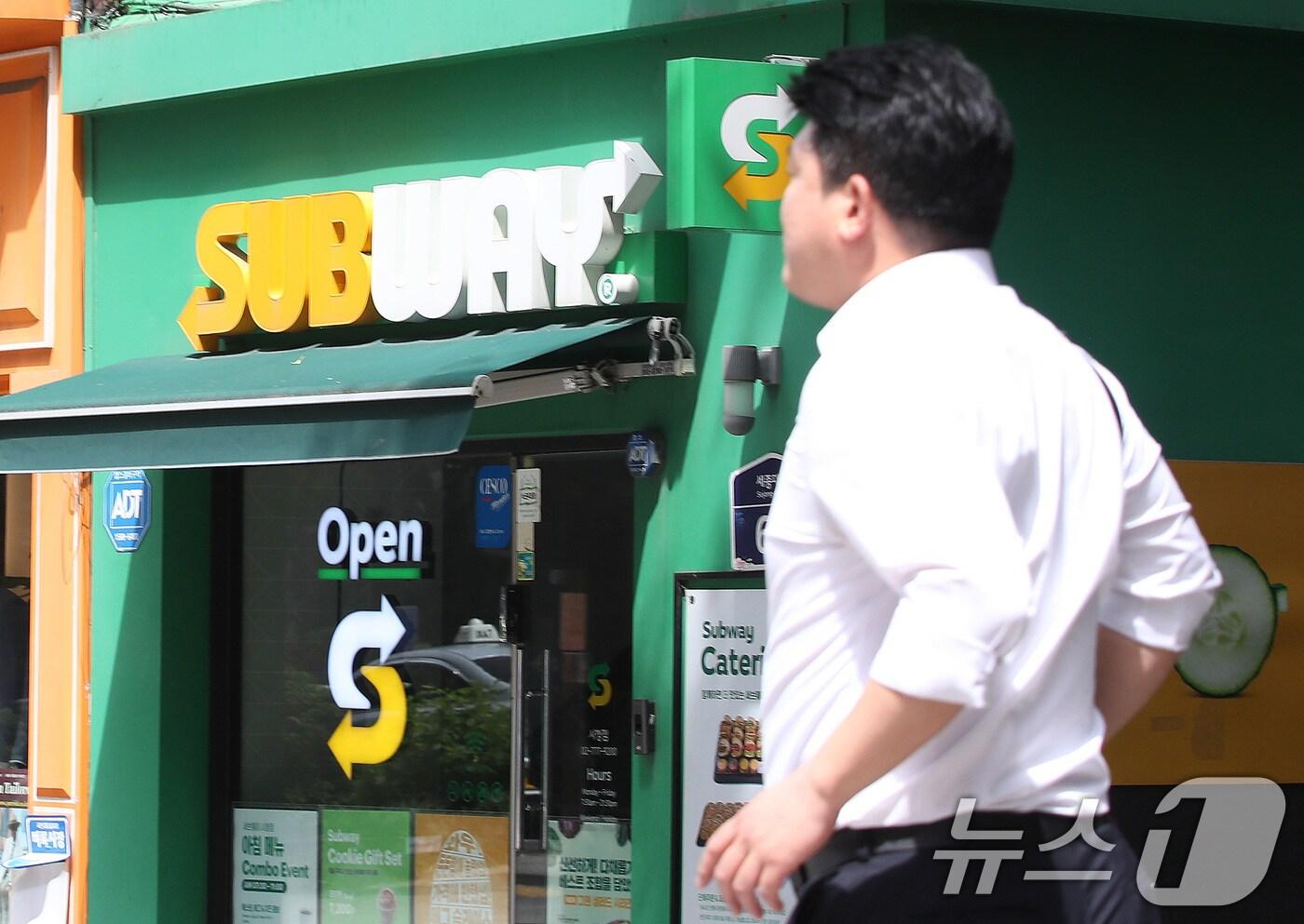 서울 시내에 위치한 써브웨이 매장 앞을 한 시민이 지나고 있다. /뉴스1 ⓒ News1 