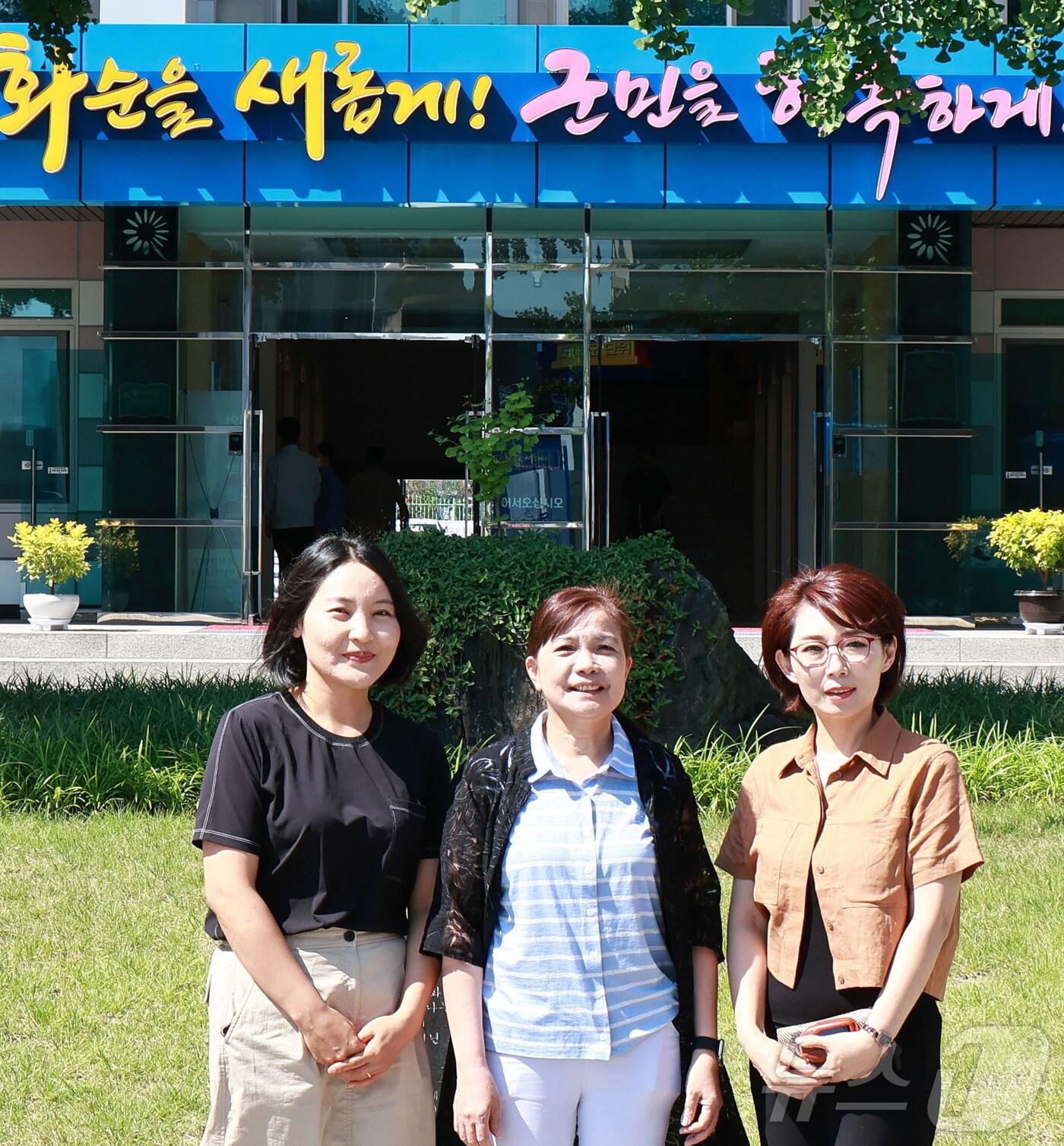 본문 이미지 - 화순군이 계약한 소수국가 결혼이민가족 통역제공자. 왼쪽부터 몽골출신 박선유, 태국출신 임진희, 우즈베키스탄 이설란. ⓒ News1