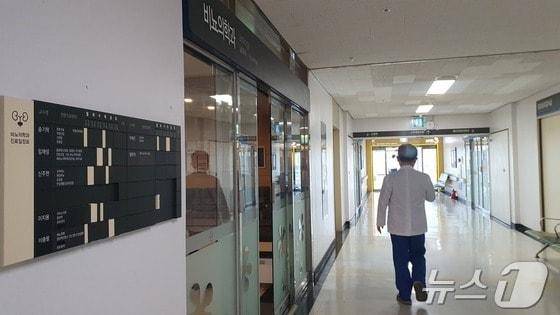 본문 이미지 -  대한의사협회가 총파업을 예고한 지난 18일 오전 불꺼진 충남대병원 비뇨의학과 진료실 앞으로 한 의료진이 걸어가고 있다.  2024.5.18/뉴스1 ⓒ News1 허진실 기자