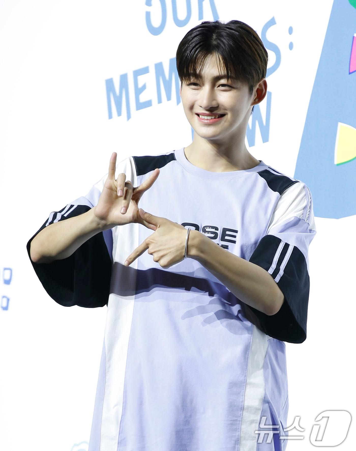 본문 이미지 - 그룹 투어스의 지훈이 24일 오후 서울 용산구 한남동 블루스퀘어에서 가진 두 번째 미니앨범 'SUMMER BEAT!(서머 비트)' 발매 기념 쇼케이스에서 포즈를 취하고 있다. 2024.6.24/뉴스1 ⓒ News1 권현진 기자