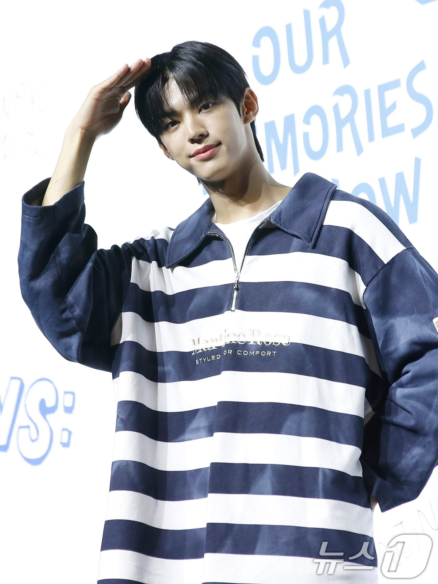 본문 이미지 - 그룹 투어스의 도훈이 24일 오후 서울 용산구 한남동 블루스퀘어에서 가진 두 번째 미니앨범 'SUMMER BEAT!(서머 비트)' 발매 기념 쇼케이스에서 포즈를 취하고 있다. 2024.6.24/뉴스1 ⓒ News1 권현진 기자