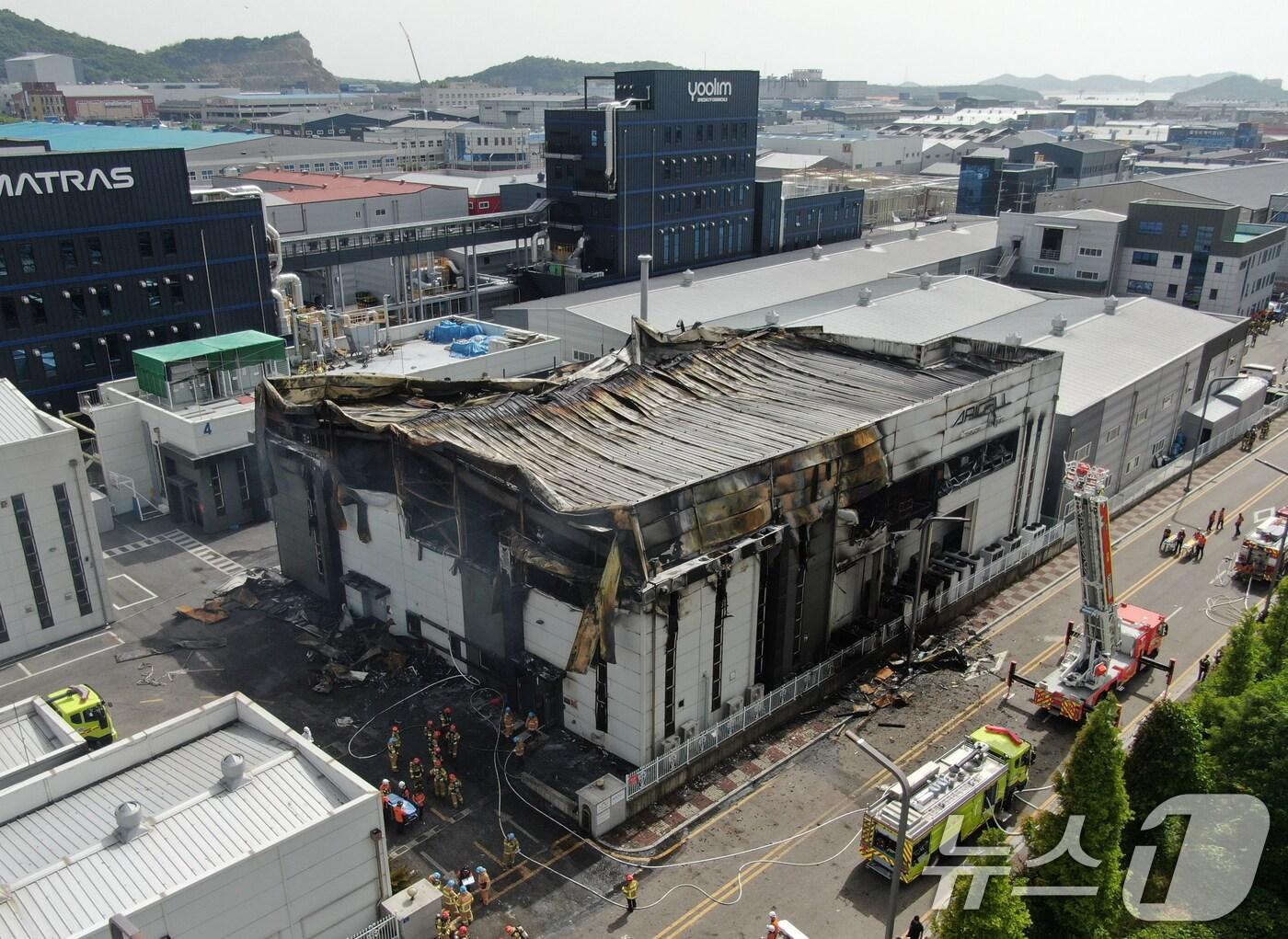 본문 이미지 - 24일 경기 화성시에 위치한 일차전지 제조 공장 아리셀에서 화재가 발생, 소방대원들이 화재진압을 하고 있다. 2024.6.24/뉴스1 ⓒ News1 김영운 기자