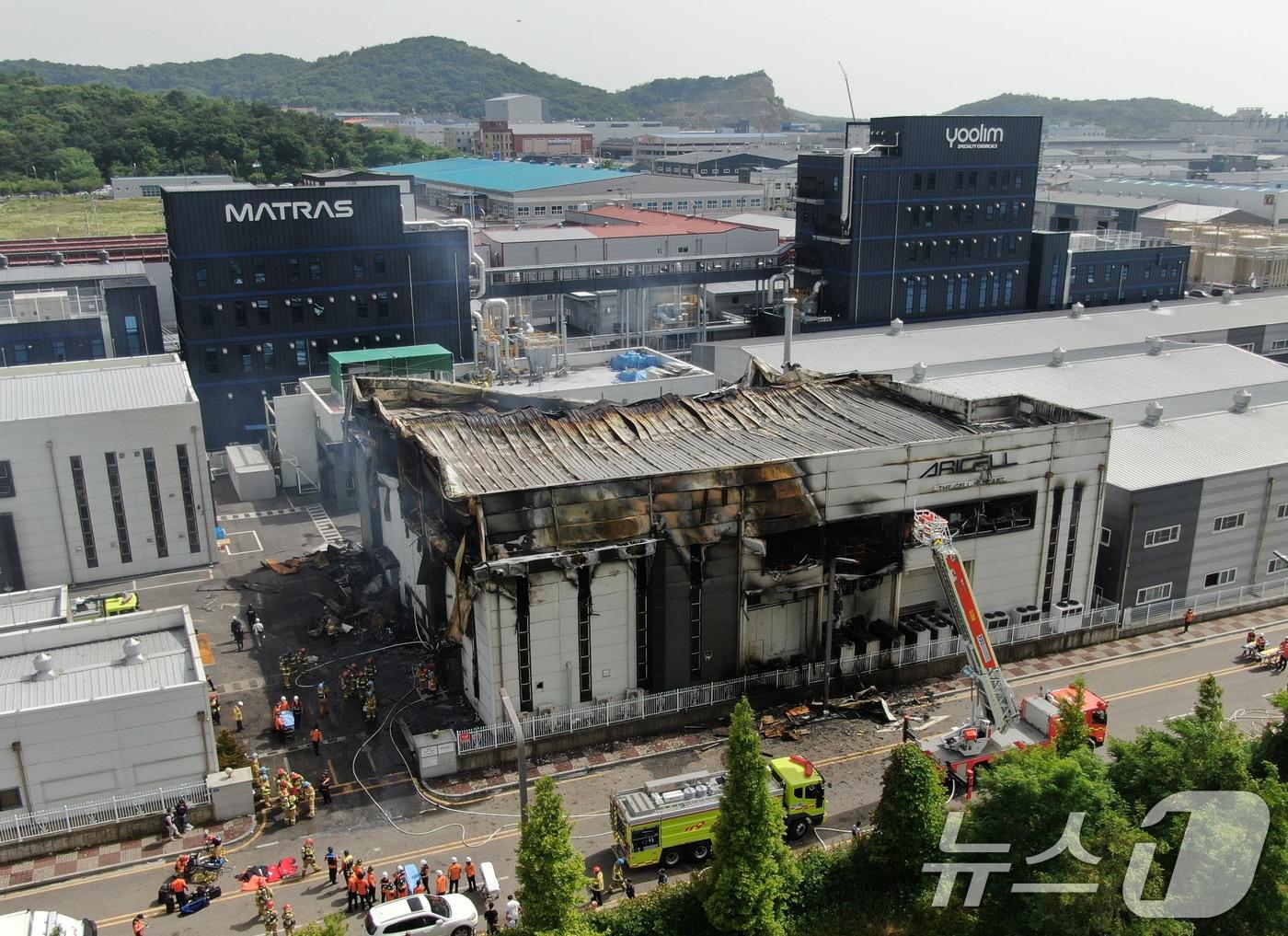 본문 이미지 - 24일 경기 화성시에 위치한 일차전지 제조 공장 아리셀에서 화재가 발생, 소방대원들이 화재진압을 하고 있다. 2024.6.24/뉴스1 ⓒ News1 김영운 기자