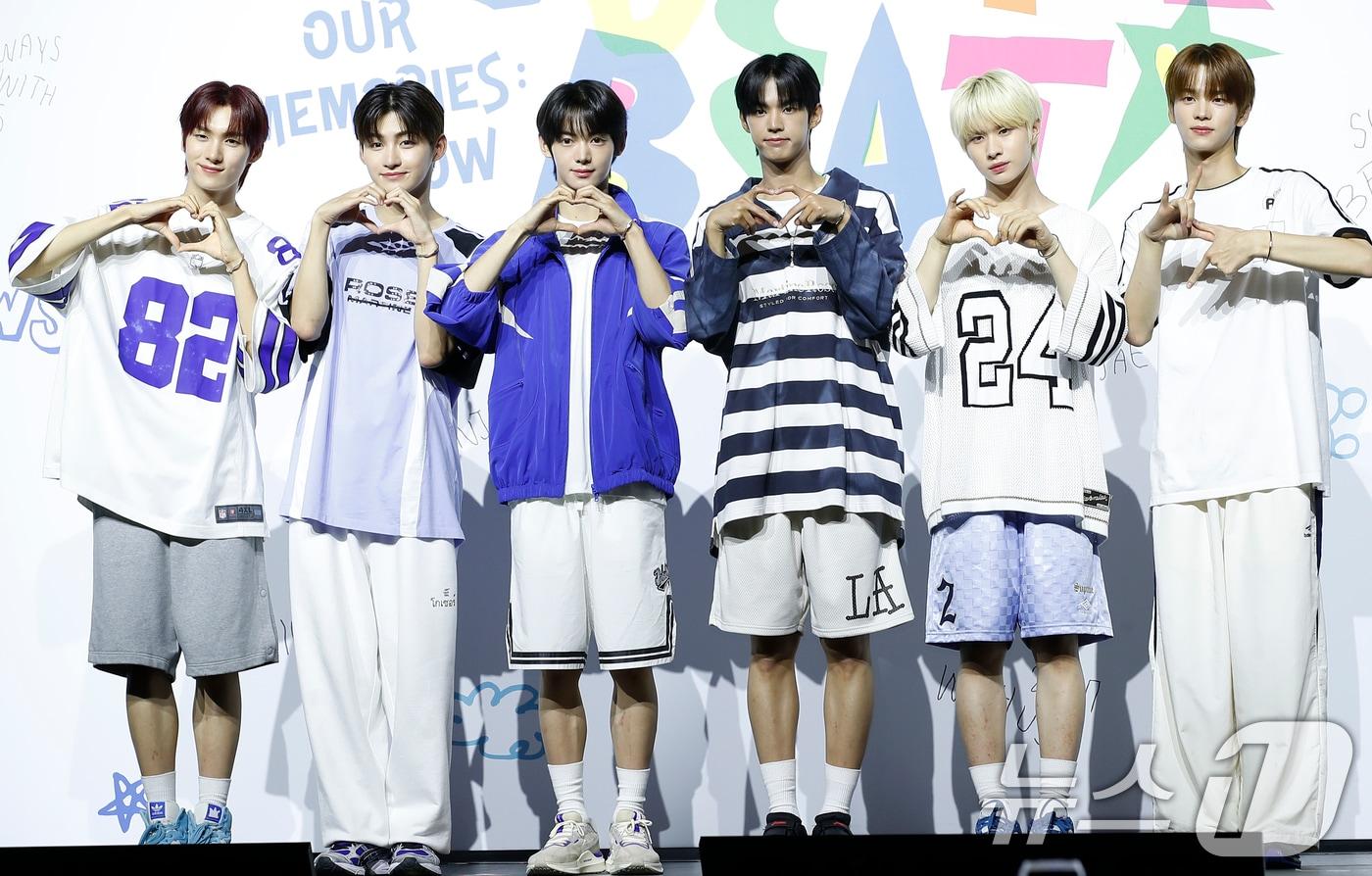 그룹 투어스의 영재(왼쪽부터)와 지훈, 한진, 도훈, 경민, 신유가 24일 오후 서울 용산구 한남동 블루스퀘어에서 가진 두 번째 미니앨범 'SUMMER BEAT!(서머 비트)' 발매 기념 쇼케이스에서 포즈를 취하고 있다. 2024.6.24/뉴스1 ⓒ News1 권현진 기자