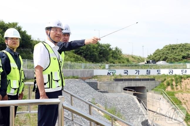본문 이미지 - 중부내륙선 금가∼충주 구간 수해복구 현장점검을 하고 있는 국가철도공단 이성해 이사장 (가운데)(국가철도공단 제공)/뉴스1