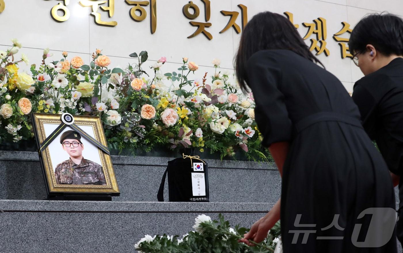 본문 이미지 - 성전환 수술 후 강제 전역 처분을 받고 숨진 고(故) 변희수 전 하사의 국립대전현충원 안장식이 열린 24일 오후 국립대전현충원 충혼당에서 추모객들이 헌화 하고 있다.2024.6.24 ⓒ 뉴스1 김기남 기자
