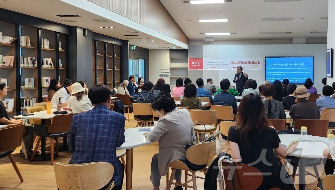 본문 이미지 - 경남정보대 디지털문예창작과 김종회 경희대 명예교수 초청 특강 (경남정보대 제공) 