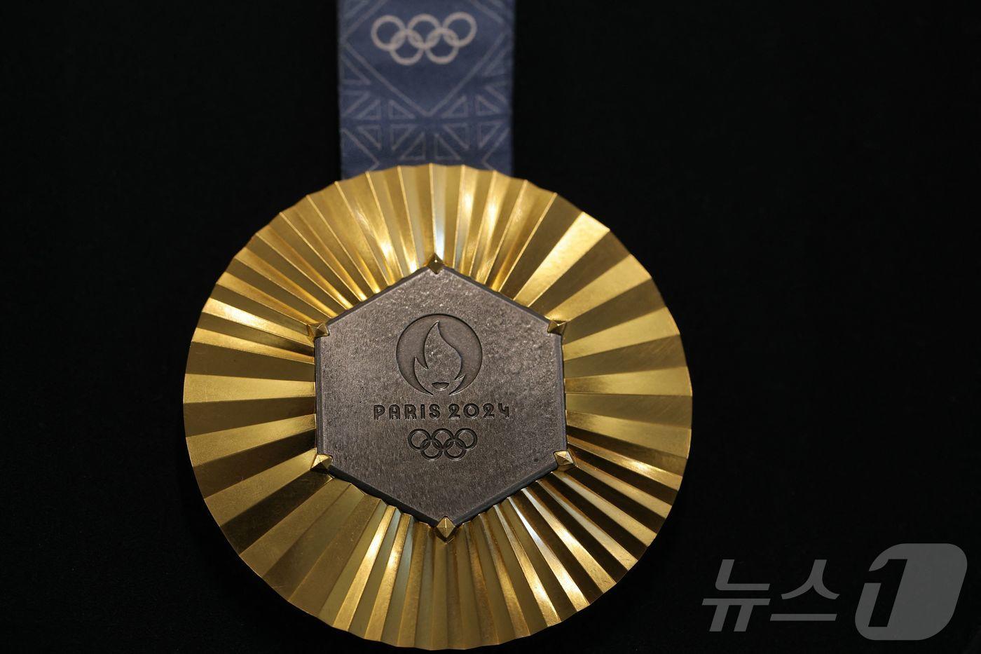 2024 파리 올림픽 금메달. ⓒ AFP=뉴스1
