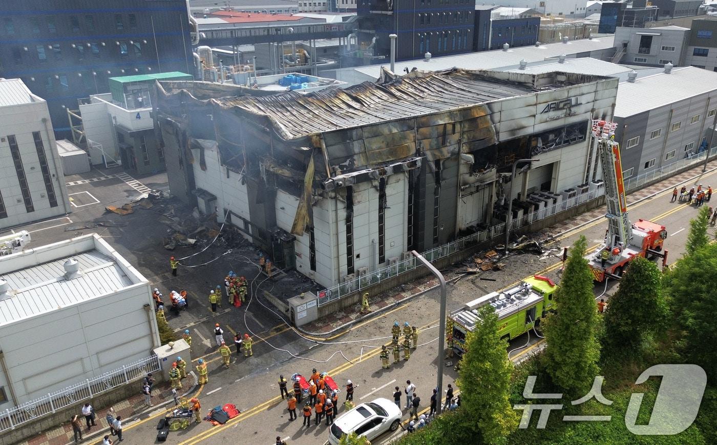 대형 재난이나 사건사고 현장에 출동한 후 외상후스트레스&#40;PTSD&#41; 등에 시달리는 경기지역 소방관을 위한 &#39;심신수련원&#39; 설치가 추진된다. 사진은 지난 2024녀 6월 24일 화재로 총 23명이 숨진 화성시 소재 리튬전지 제조사 아리셀 참사 현장.&#40;공동취재&#41; 2024.6.24/뉴스1 ⓒ News1 김영운 기자